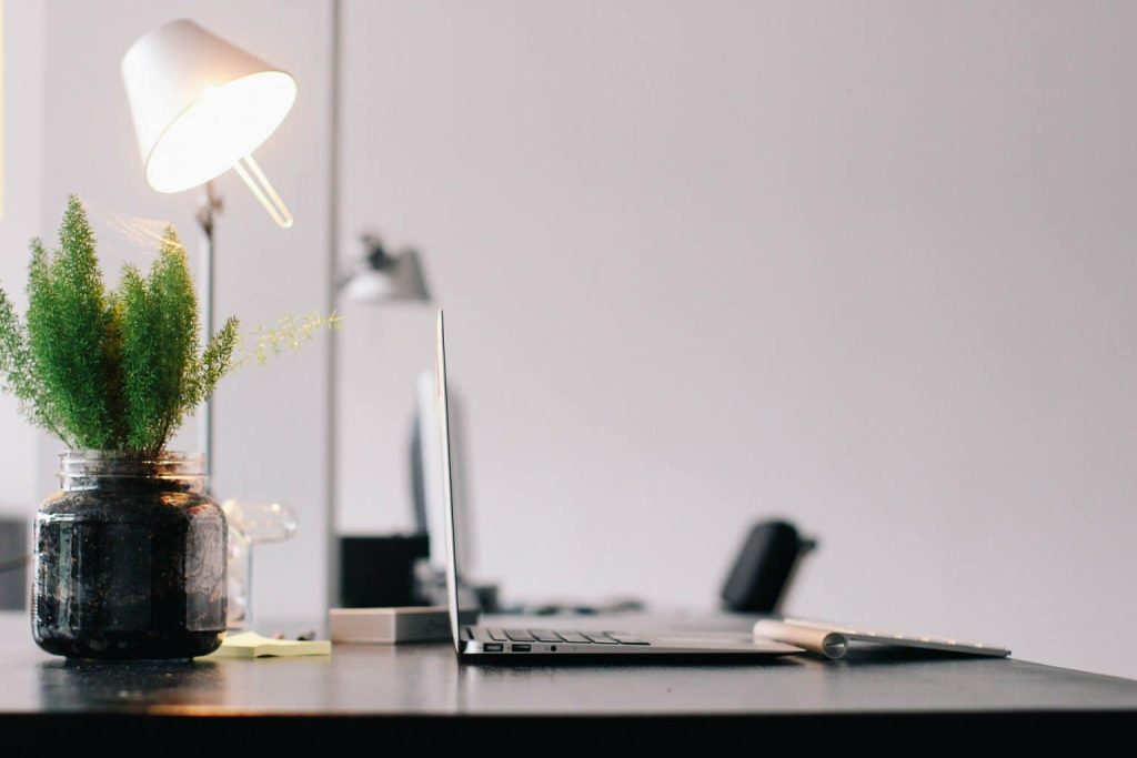 ¿Cómo ahorrar en la factura de luz de tu empresa?